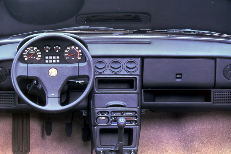 Alfa Romeo 33 Nasıl Bir Araba, Alır Mı? İnceleme ve Kullanıcı Yorumları 3 Alfa Romeo 33 İçi