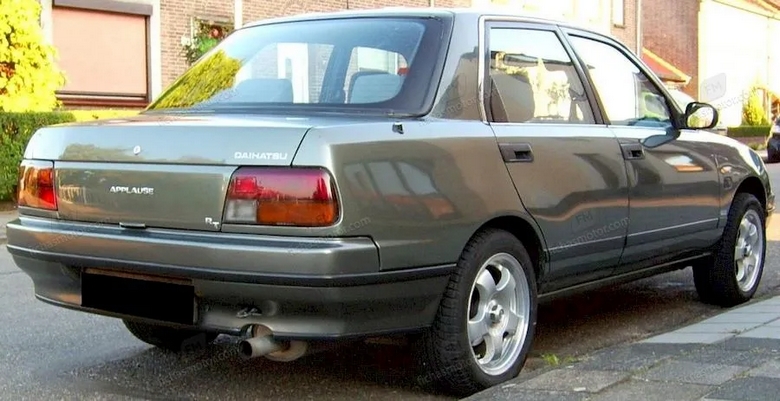 Daihatsu Applause Nasıl Bir Araba, Alınır Mı? İnceleme ve Kullanıcı Yorumları 2 Daihatsu Applause Arkadan Görünümü