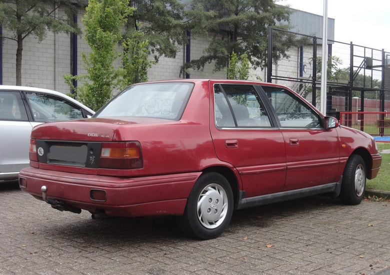 Hyundai Excel Arka ve Yandan Görünüşü