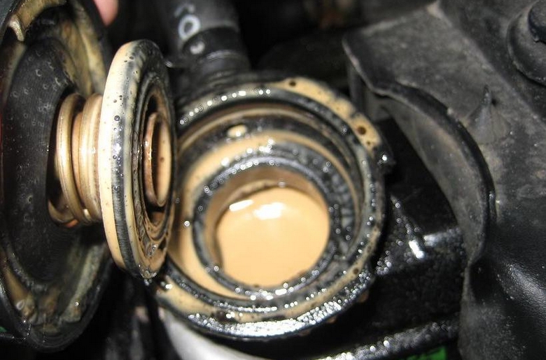 Motor Yağına Neden Su Karışır? Radyatör Suyu ile Yağ Karışıyor